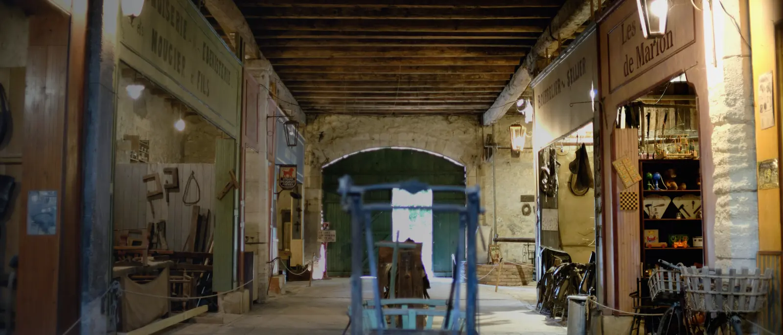 Couloir d'un atelier ancien, outils accrochés le long du mur